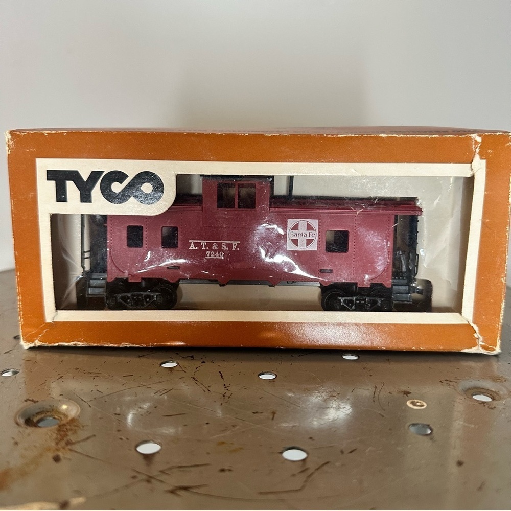 Tyco HO train car Santa Fe caboose 328 railroad display